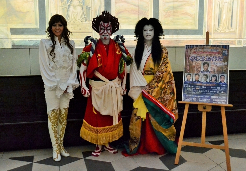 システィーナ歌舞伎の見どころなどを話す(左から)彩輝さん、愛之助さん、壱太郎さん