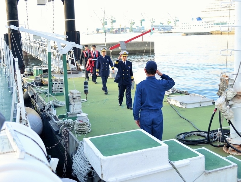 第五管区海上保安部の石井本部長らが「こううん」に乗り込む