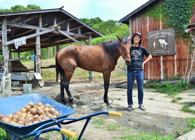 「馬との暮らし」を広める活動に取り組むシェアホースアイランド代表の山下さんとサラブレッドのアネロワ
