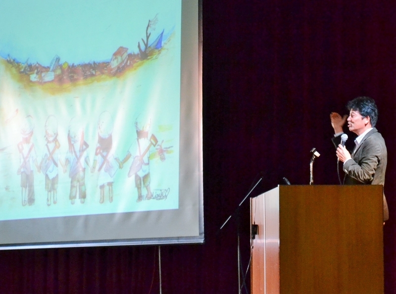 東日本大震災で被災した生徒が描いた絵を示しながら、当時の状況について話す佐藤敏郎さん