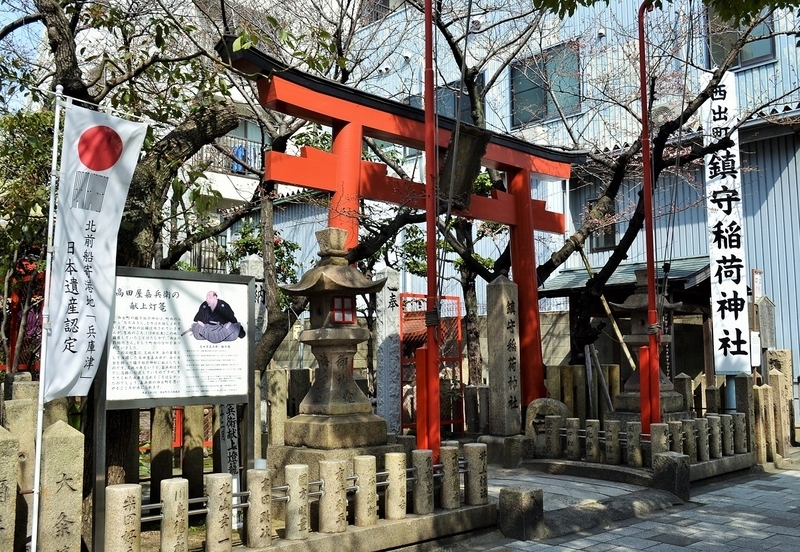 ビリケンさんがまつられている、西出町鎮守稲荷神社。入り口には、江戸時代の豪商、高田屋嘉兵衛が献上したという灯籠がある