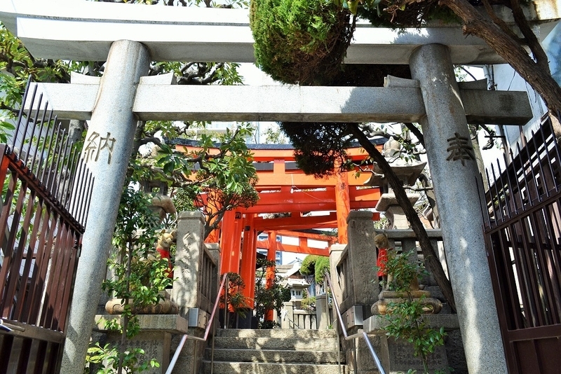 松尾稲荷神社のビリケンさんは、赤い鳥居のトンネルを抜けた先に安置されている