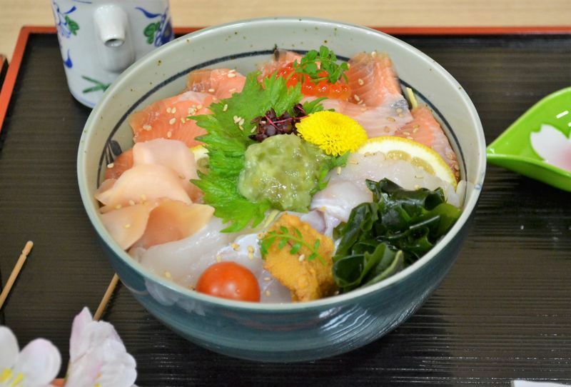 今シーズン、「魚繁」（淡路市）が提供する「3月限定スター丼」