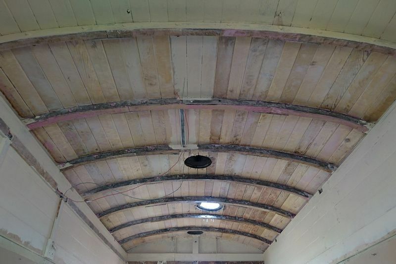 塗装がはがされた天井。鉄製のフレームに板材がはめ込まれている。くぎやボルトを使わない組子の構造だ（岩谷さん提供）