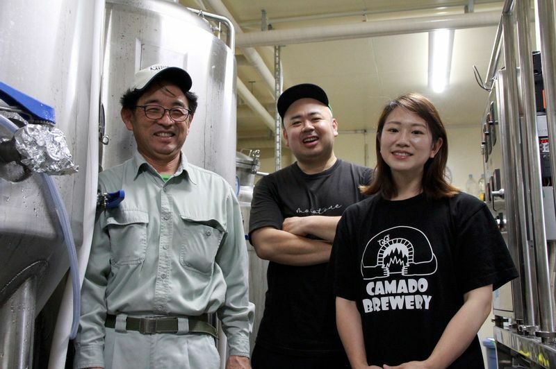 （左から）「カマドブリュワリー」の醸造長を務める丹羽智さん、飲食部長の岡部青洋さん、東さん（東美濃ビアワークス提供）