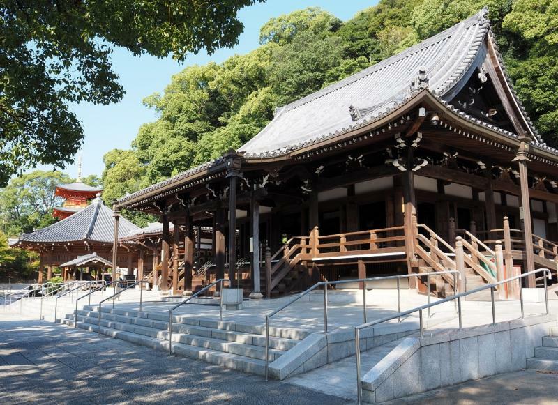 勤行体験が行われた須磨寺の本堂