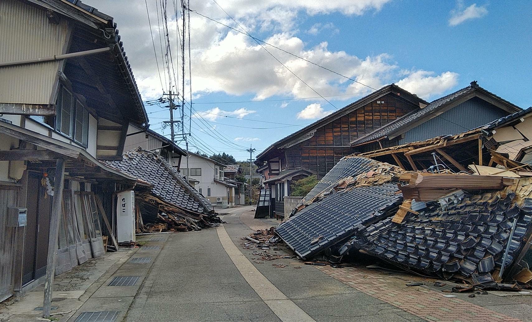 能登半島地震で崩れた建物（石川県七尾市で2024年1月4日撮影）