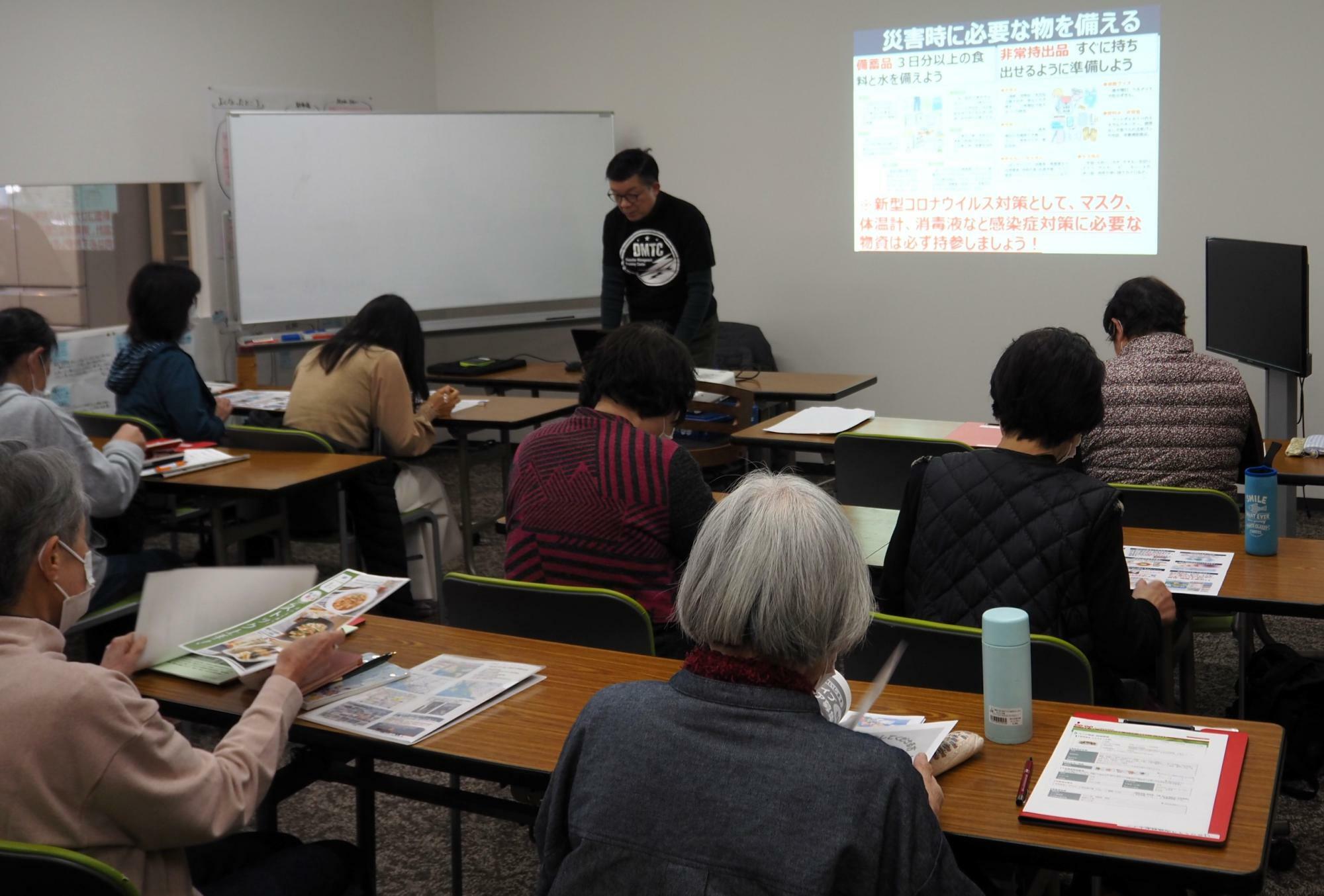 田中さんの呼びかけに、参加者らは真剣に耳を傾けた（兵庫県加古川市で）