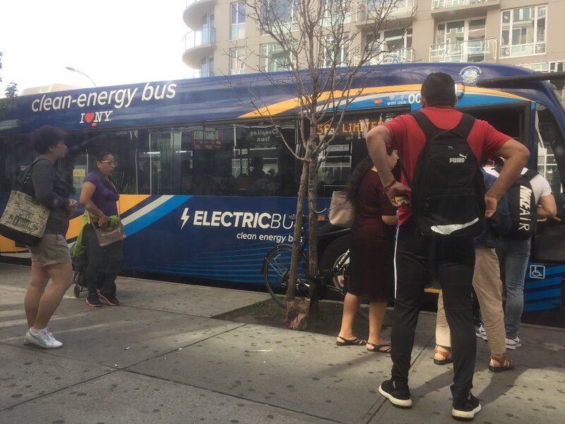 ニューヨーク市内を走るクリーンエネルギーのバス
