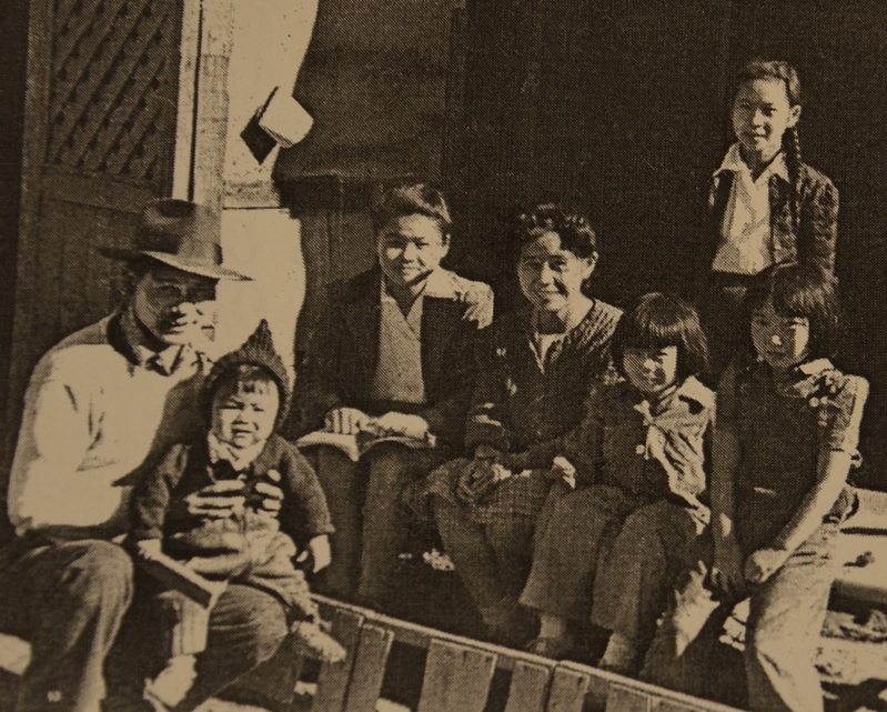 古本さん（左から2番目）と家族、トゥーリーレーク収容所で