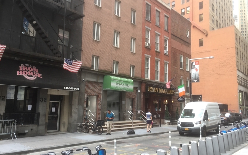 緑の看板を掲げるマスジド・マンハッタン