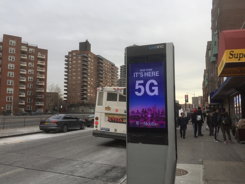 ５Gのサービスを伝えるデジタルサイネージ。ニューヨーク、2019年
