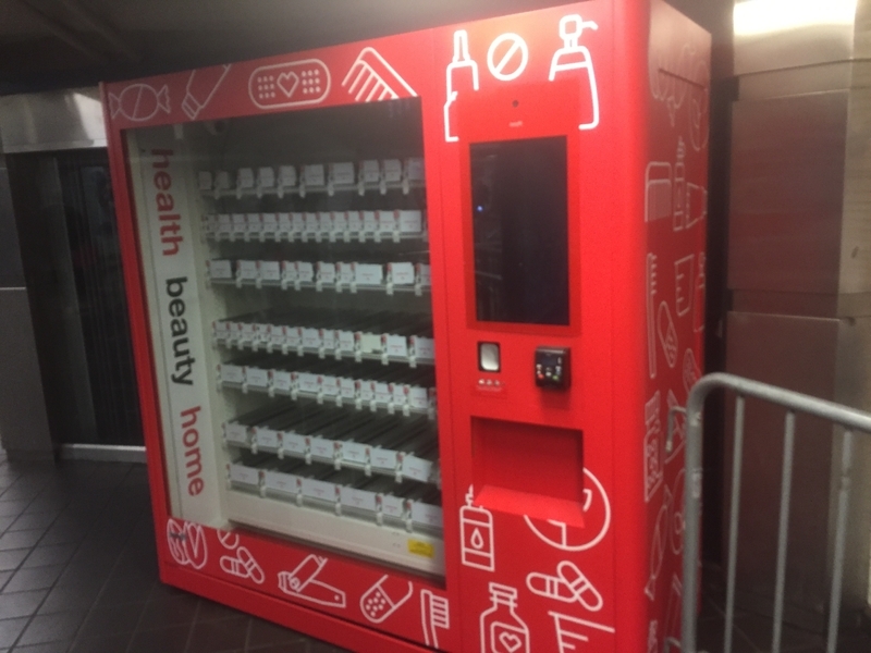 ニューヨークの地下鉄構内にあった空っぽの自販機。20年3月