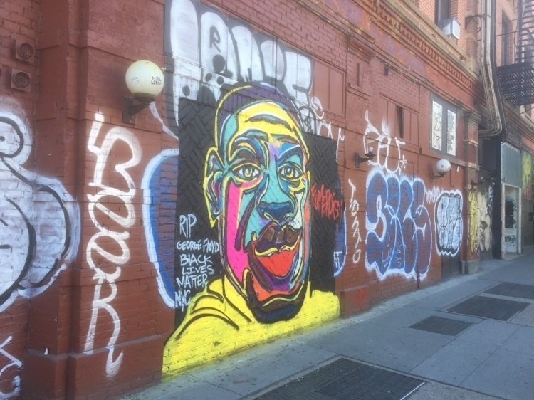フロイドさんを悼む壁画＝8日、マンハッタン