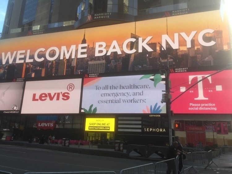 WELCOME BACK NYCと表示した電子看板＝8日、マンハッタン