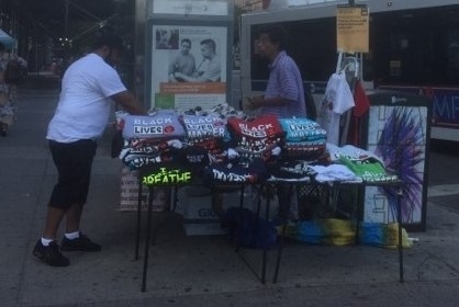 アフリカ系移民が多く住むニューヨークのハーレム地区。路上で販売されるBLMのTシャツ＝20年6月、筆者撮影