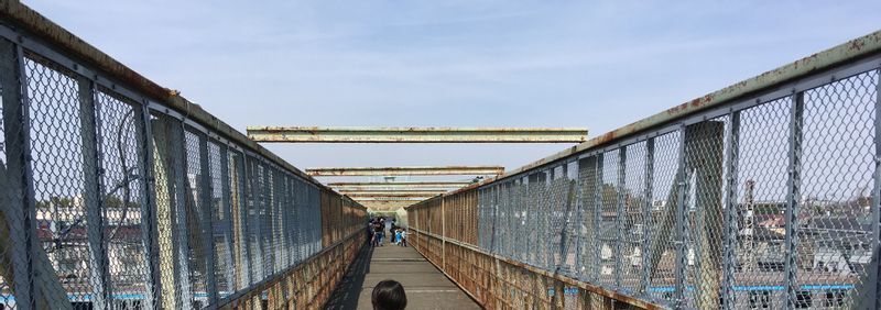 跨線橋の通路（2021年3月）