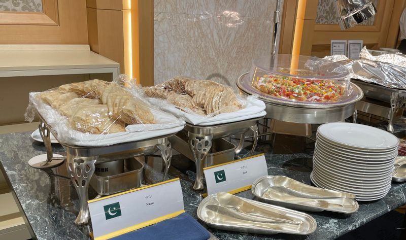 ナンやロティなどパキスタン料理が振る舞われた