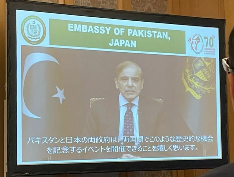 ビデオでメッセージを伝えるパキスタン首相