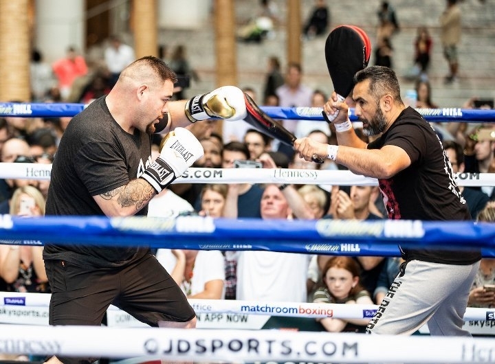 ロブレス・トレーナー（右）とのタッグで返り討ちを誓う（Photo:Boxing Scene.com)