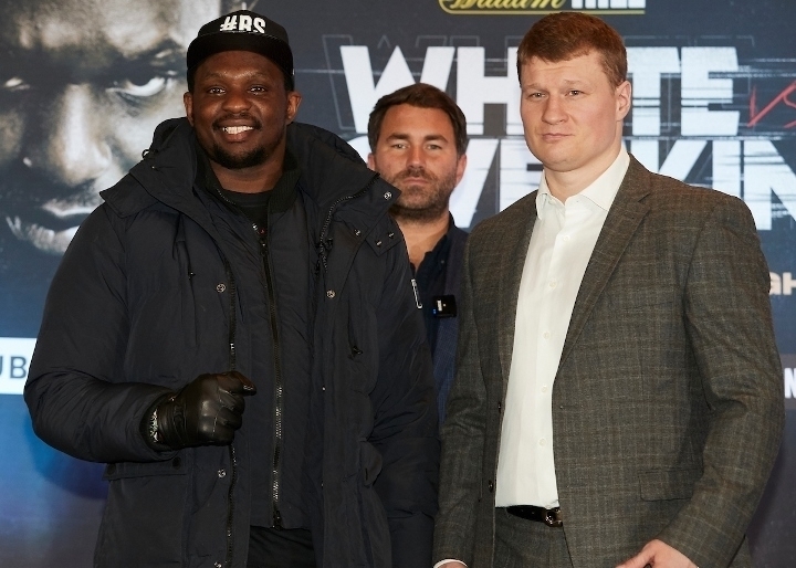 ８月22日、対戦が決まったホワイト（左）とポベトキン。中央はハーン氏（写真：BoxingScene.com）