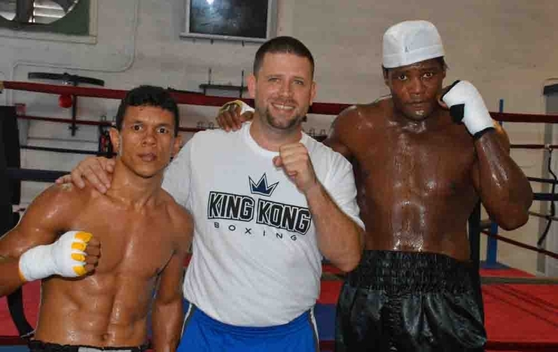 カイセド・マネジャー（中央）とパヤノ。右はヘビー級のルイス・オルティス（写真：boxeomundial.com）