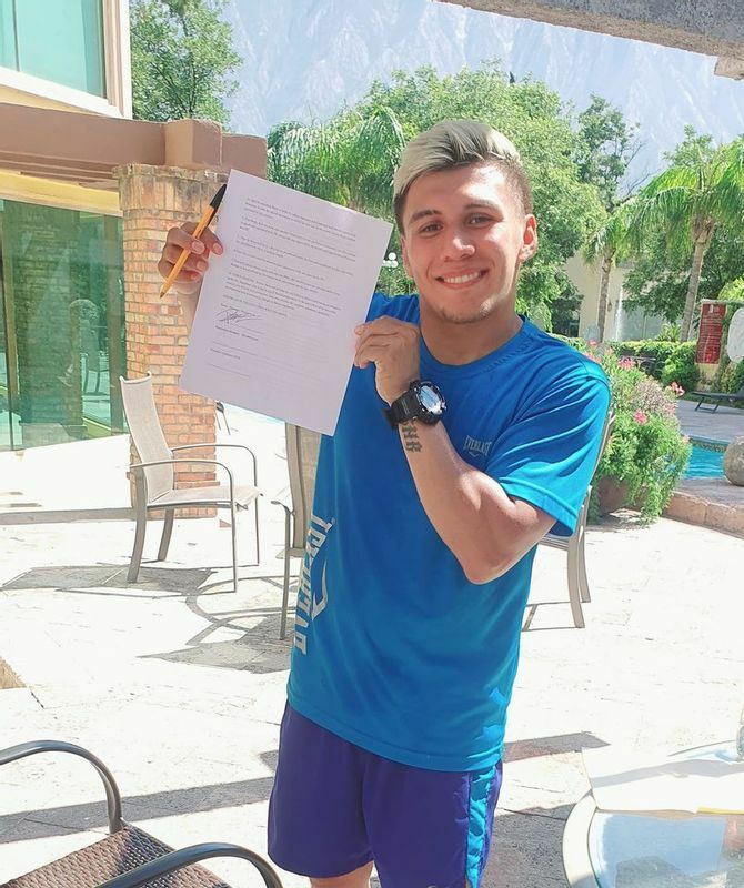井岡戦の契約書を掲げる陽気なロドリゲス（写真：Cancun Boxing）