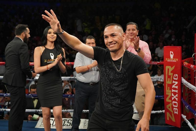６月、メキシコで行われたＷＢＣライトフライ級挑戦者決定戦のリングでファンにあいさつするエストラーダ（写真：Zanfer Boxing）