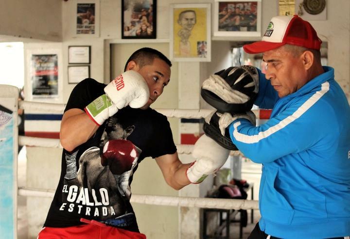 アルフレド・カバジェロ・トレーナーと調整するエストラーダ（写真：BoxingScene.com）