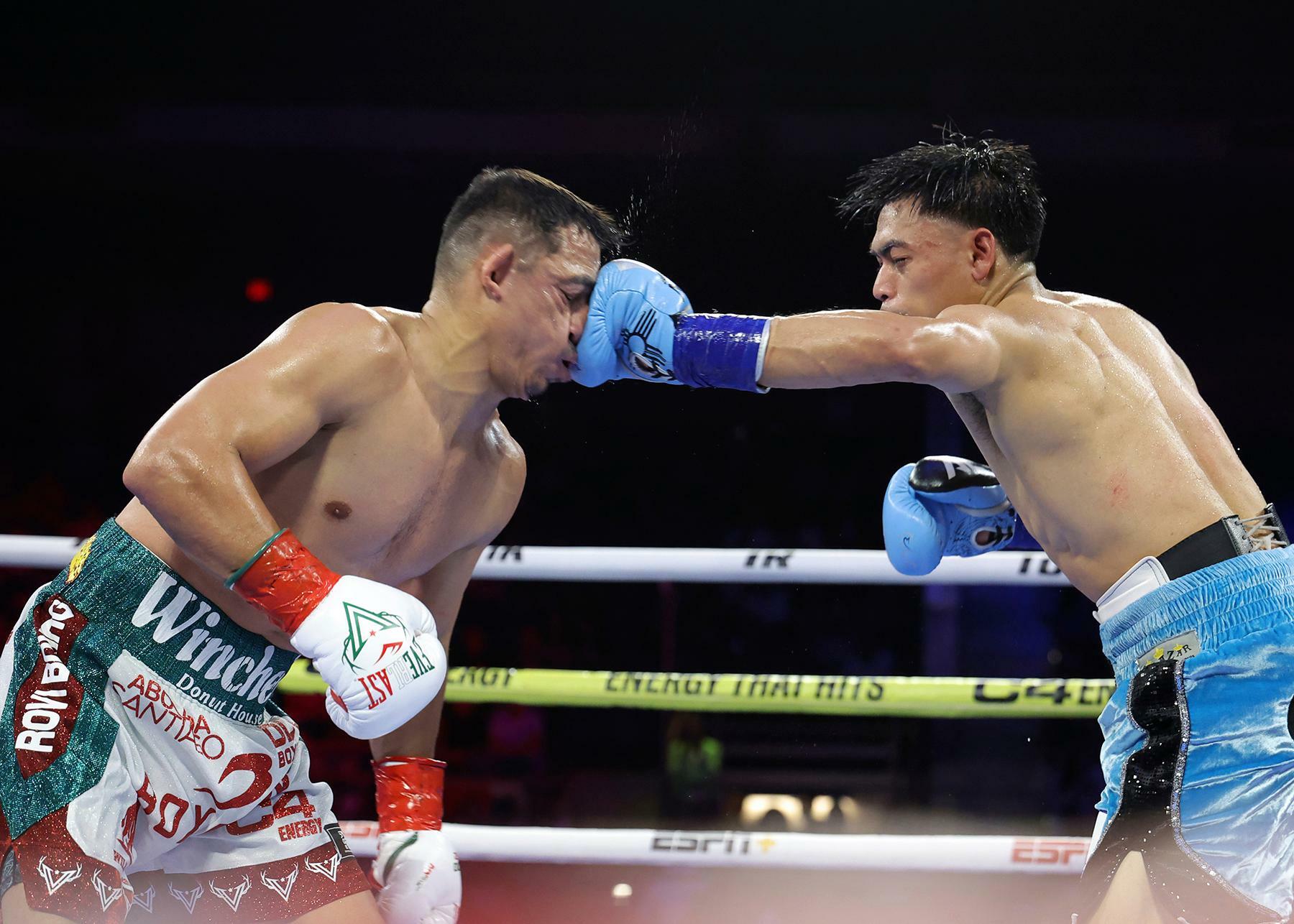 ロペスに左を直撃するレオ（写真：Mikey Williams/Top Rank）