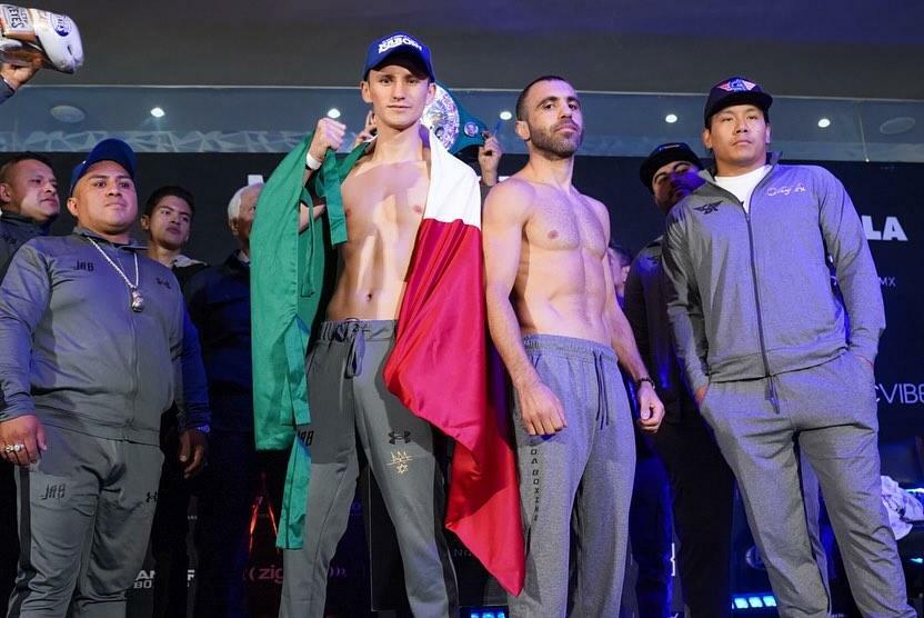 前日の計量でポーズを取るピカソとホバネシアン（写真：Zanfer Boxing）