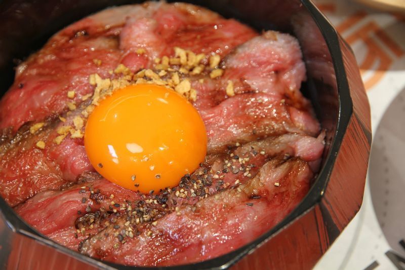 おいしいのはもちろん、写真映えするとあって人気を集める熟成黒毛和牛の肉まぶし丼(画像提供:株式会社しゃぶしゃぶ松五郎)