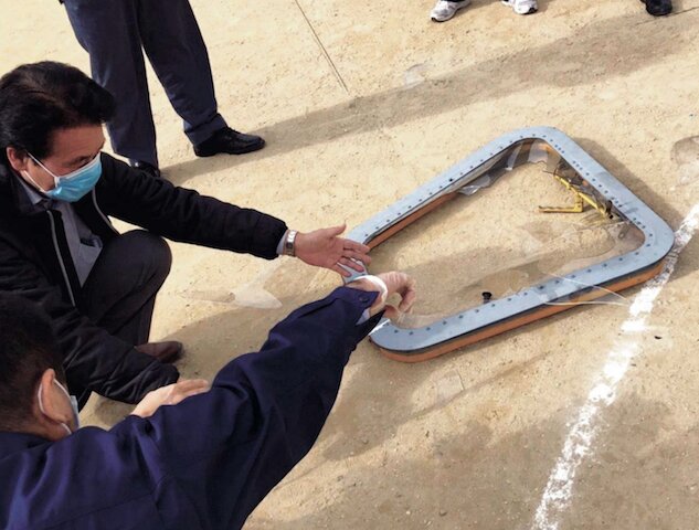 宜野湾市立普天間第二小学校の校庭に落下した米軍ヘリの窓枠