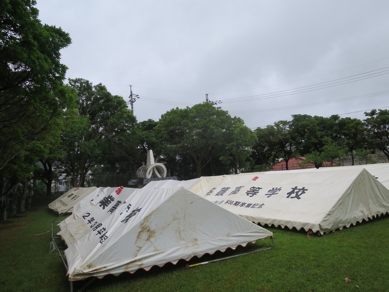 屋外の慰霊の塔前での式典は風雨のために中止になった（沖縄県立名護高校・筆者撮影）