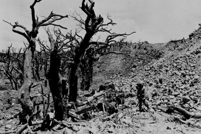 沖縄戦で瓦礫と化した首里城　地下に長大な日本軍の司令部壕が作られていた（米軍撮影）