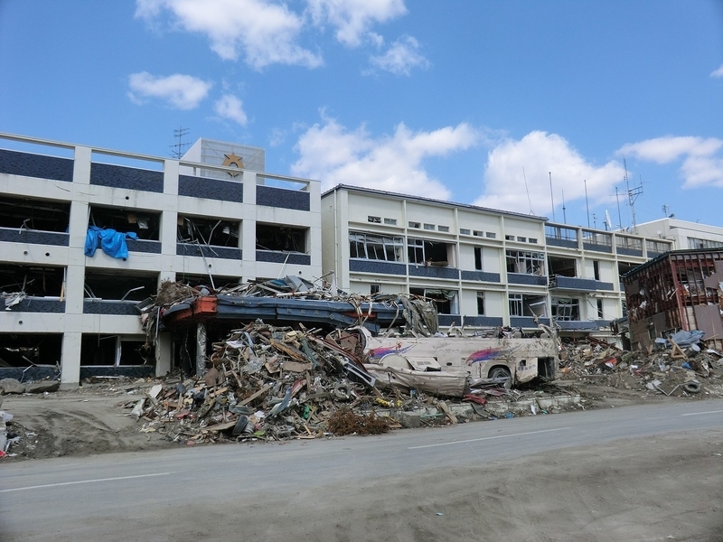 震災から一ヶ月後の陸前高田市庁舎　Daisuke TSUDA - Flickr: CIMG0269.JPG