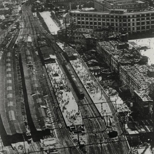 画面右がドーム型屋根が焼け落ちた東京駅の駅舎　右上が東京中央郵便局　（米軍撮影）