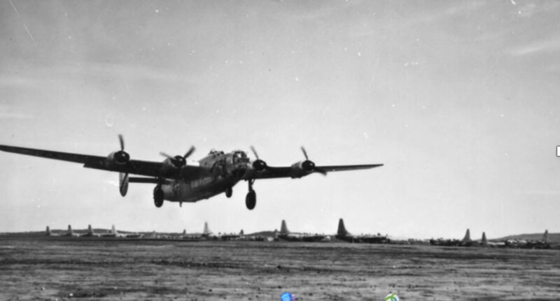 沖縄・読谷飛行場を飛び立ち九州に向かう米極東航空軍・B−24爆撃機