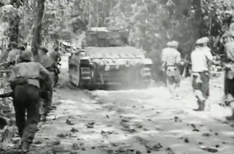 ブーゲンビル島で日本軍を掃討する豪州軍（豪州軍撮影）