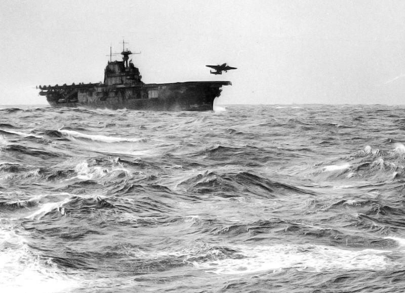 空母ホーネットから発進するドゥーリトル隊のB25爆撃機　1942年4月18日　ホーネットはこの半年後、南太平洋海戦で日本軍によって撃沈される　米軍撮影