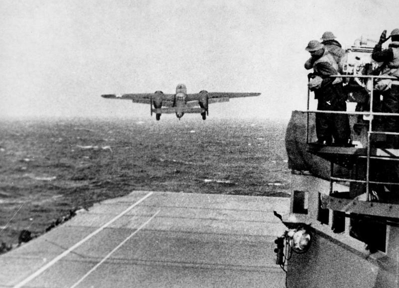 日本本土初空襲に向かうB25爆撃機 1942年4月18日 米軍撮影