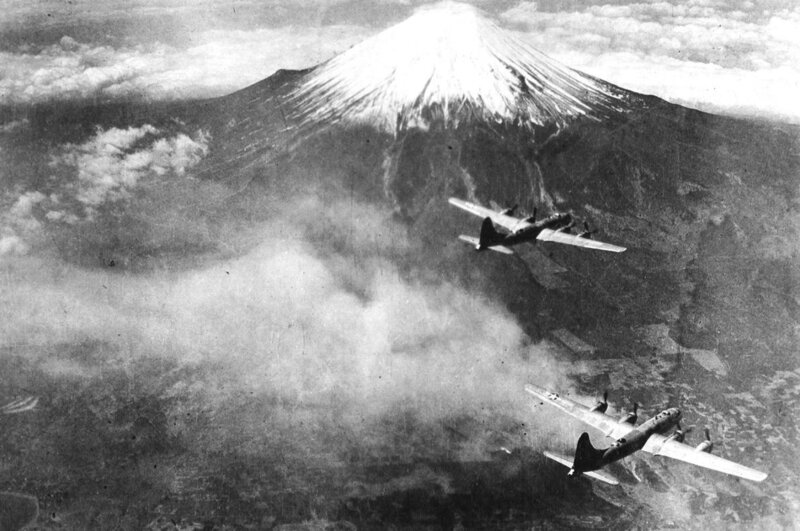 日本を焼け野原にしたB29爆撃機　米軍撮影