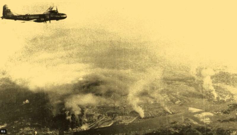 北九州・八幡製鉄所を爆撃するB29爆撃機 米軍撮影