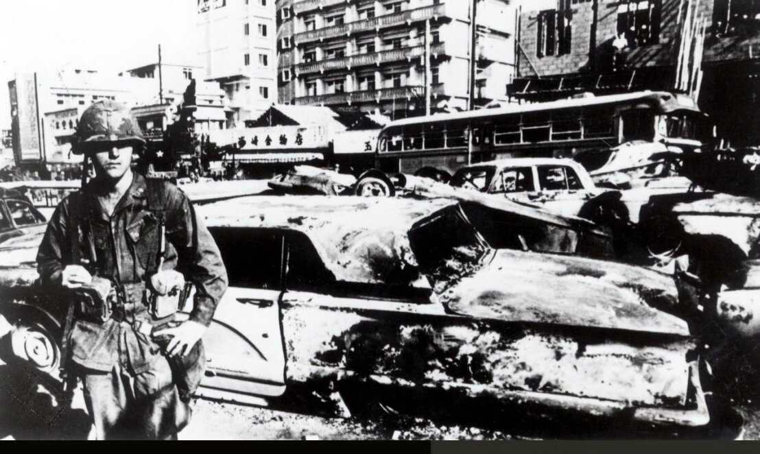 コザ暴動で焼き討ちにあった米軍関係車両　1970年12月　那覇市歴史博物館提供