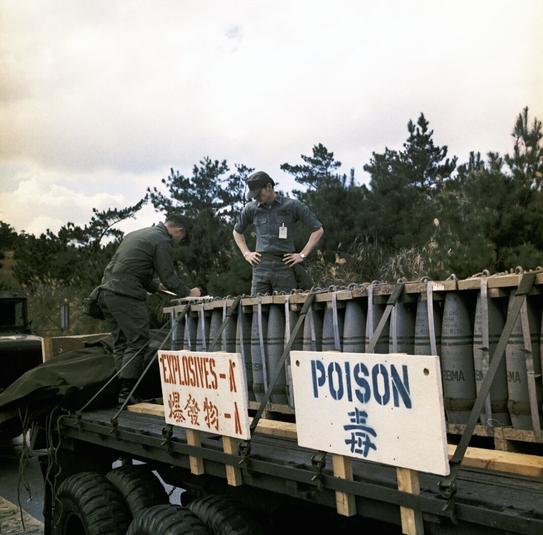 沖縄の復帰を前に毒ガス兵器の撤去作業にあたる米軍関係者　1971年米軍撮影　