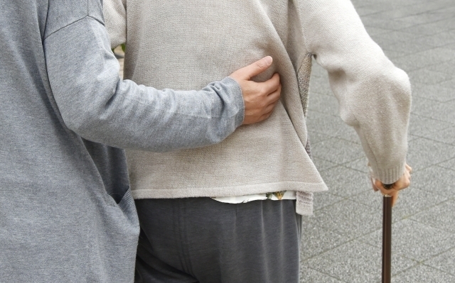 プロの介護職だからといって、万能なわけではない。どこで暮らしていても、誰が介護しても、100%の安心はないものと思ったほうがいい(フリー画像)