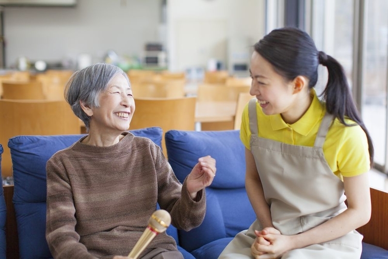 入居者も職員も笑顔の有料老人ホームは、居心地がよい場合が多い（ペイレスイメージズ/アフロ）