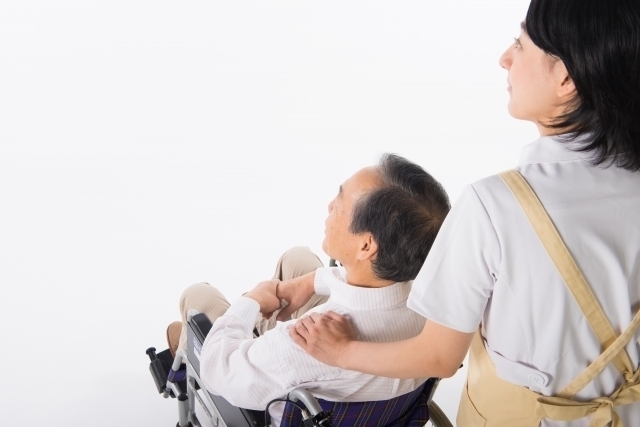 有料老人ホームには手厚い人員配置にして「上乗せ介護料」を徴収するところもある(フリー画像)