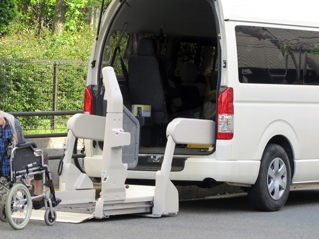 病院受診については、職員がホームの車で送迎して対応する有料老人ホームと、基本的に家族対応のホームがある(フリー画像)