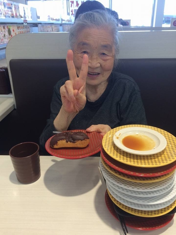 利用者の女性の85歳の誕生祝いに、本人の希望で寿司屋でランチ（「福ちゃんの家」フェイスブックより）